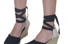 Espadrilles são as sandálias prediletas das princesas e das rainhas da nova geração