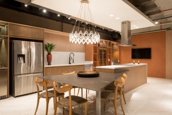    Tecnologia em favor do bem viver: projetos da CASACOR /SC apresentam ideias em automação e materiais para a construção