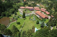 O Hotel Bangalôs da Serra de Gramado oferece uma hospedagem conectada com o bem-estar do ser humano em harmonia com a natureza