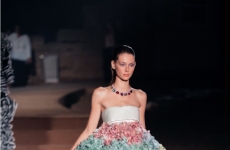 Coleção de joalheria e de peças históricas da Bvlgari são apresentadas no desfile  de Mary Katrantzou