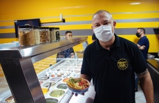 Menu Poke inaugura franquia na Praia Brava com cardápio de 1500 combinações