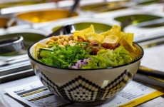 Menu Poke inaugura franquia na Praia Brava com cardápio de 1500 combinações