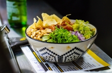 Menu Poke inaugura franquia na Praia Brava com cardápio de 1500 combinações