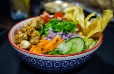 Menu Poke inaugura franquia na Praia Brava com cardápio de 1500 combinações