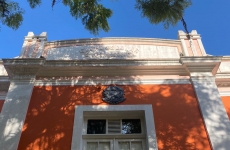 O tom laranja vibrante do prédio histórico de Florianópolis anuncia o que está por vir: a edição da CASACOR Santa Catarina 2022