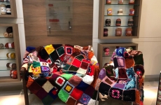 Colaboradores da Círculo S/A confeccionam mais de 1,2 mil quadradinhos em crochê que se transformaram em 25 colchas