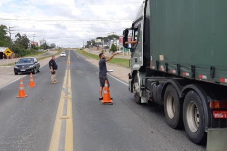 Solidariedade: Caminhoneiros recebem alimentação gratuitamente na BR-470 em Rio do Sul