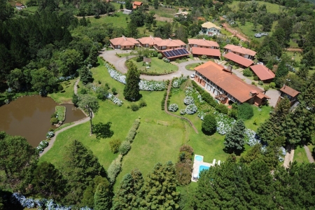 O Hotel Bangalôs da Serra de Gramado oferece uma hospedagem conectada com o bem-estar do ser humano em harmonia com a natureza