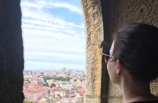 Cá e lá! Longe ou perto?