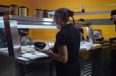 Menu Poke inaugura franquia na Praia Brava com cardápio de 1500 combinações