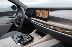 Novo BMW Série 7 ganha visual atualizado, versão 100% elétrica e tela retrátil de 31 polegadas