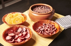 Irmãos Bonatti: empresa produz linguiças artesanais e vende em todo o território nacional