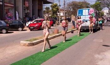 Cidade mineira promove desfiles de lingerie pelas ruas e com transmissão ao vivo pela internet