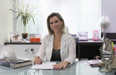 Krissye Liz Sfredo Paes: A médica dermatologista é reconhecida pelos procedimentos que visam o rejuvenescimento
