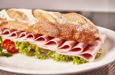 Irmãos Bonatti: empresa produz linguiças artesanais e vende em todo o território nacional