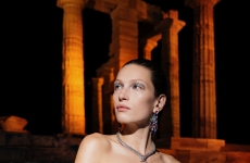 Coleção de joalheria e de peças históricas da Bvlgari são apresentadas no desfile  de Mary Katrantzou