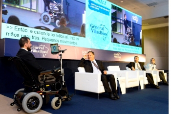 Instituto SENAI de Inovação de SC desenvolve cadeira de rodas comandada pelo olho