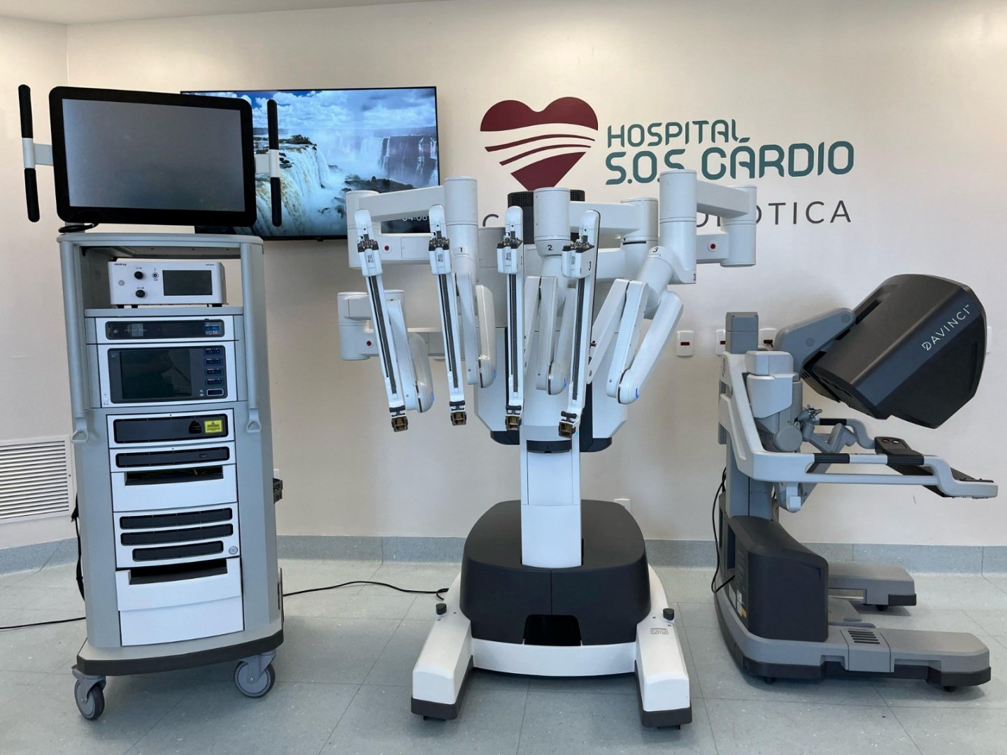 Hospital SOS Cárdio realiza primeira cirurgia cardíaca robótica com Da Vinci X em Florianópolis